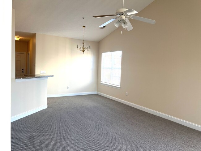 Building Photo - AVAILABLE SOON! 3 BED/2 BATH CONDO IN FOUNTAIN POINTE! FRESHLY PAINTED!