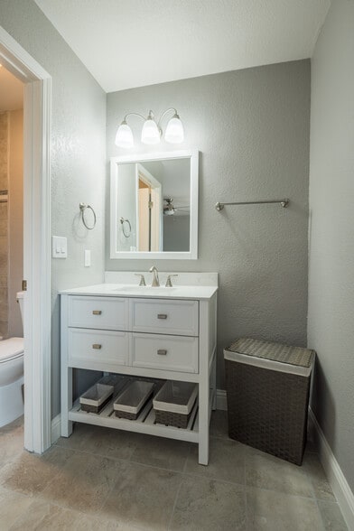 Master Bath - 569 Argonaut St