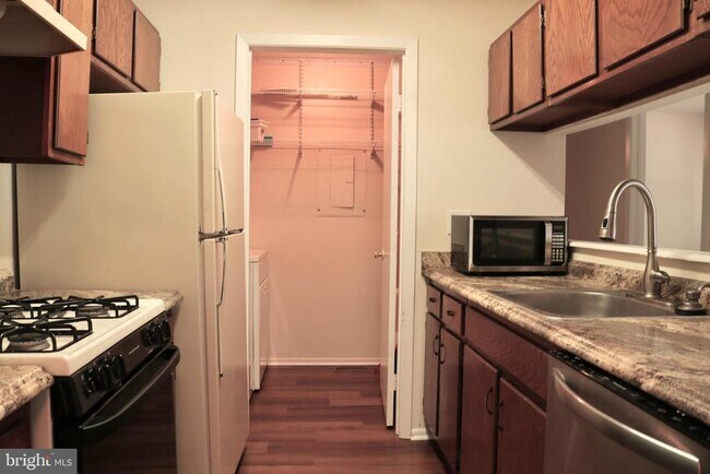 Building Photo - 1301 Woodhollow Dr