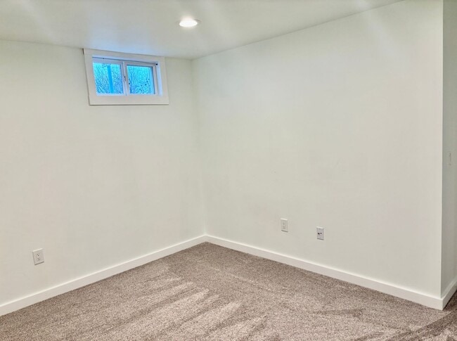 Building Photo - Spacious House. Expansive Lot. Prime Location