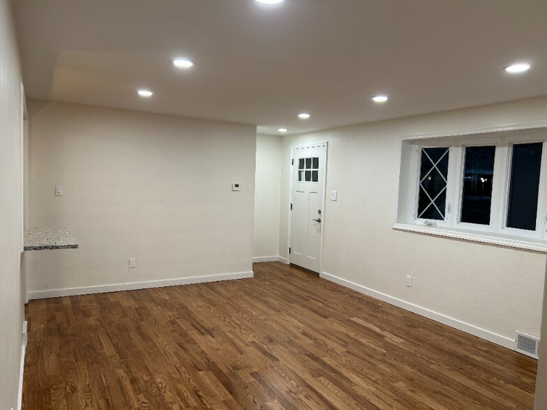 Building Photo - 214 Barbara Dr