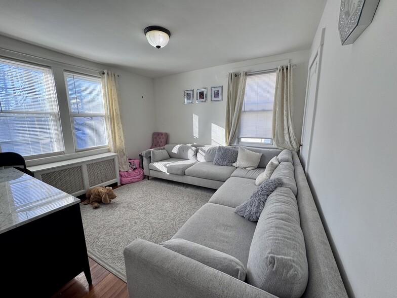 spacious livingroom - 190 Palisade Ave