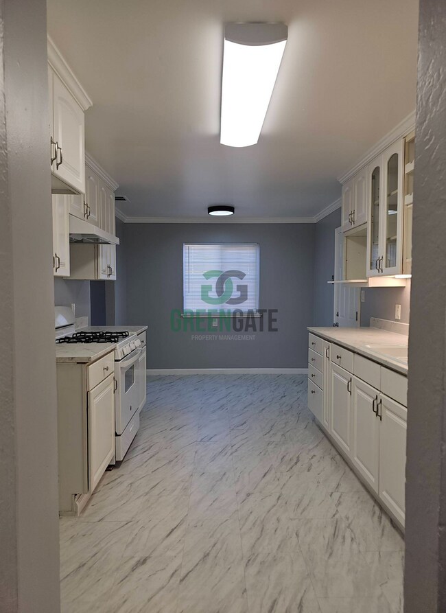 Building Photo - NOW AVAILABLE! 3 Bedroom, 1 Bathroom Home ...