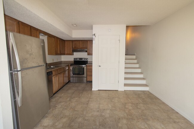 Building Photo - 3 Bed 2 bath Townhome