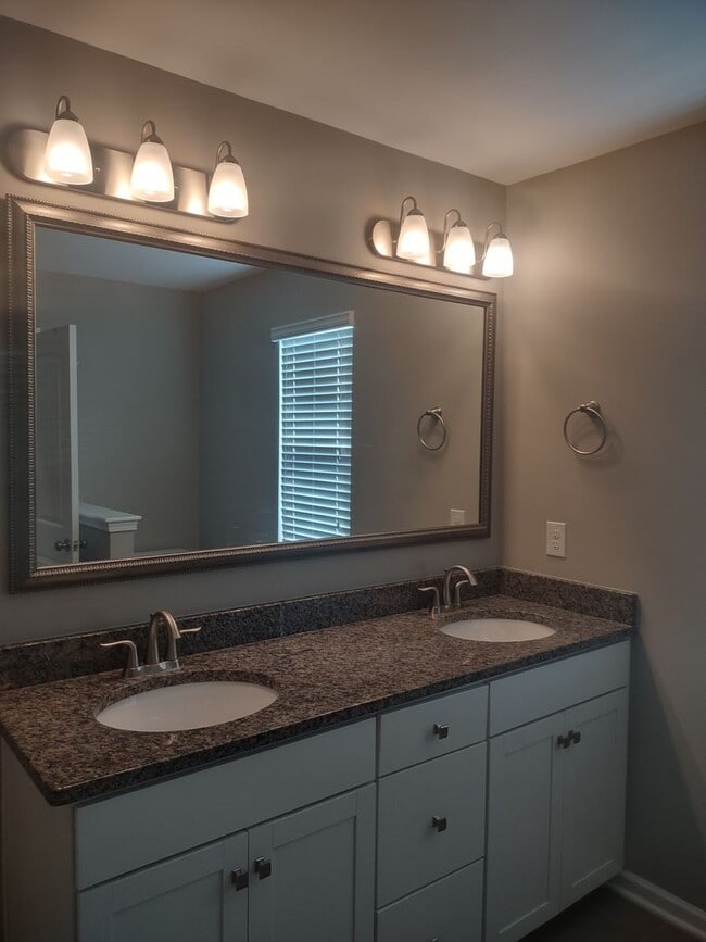 Building Photo - Spectacular Three Bedroom Home in Liberty Ridge!