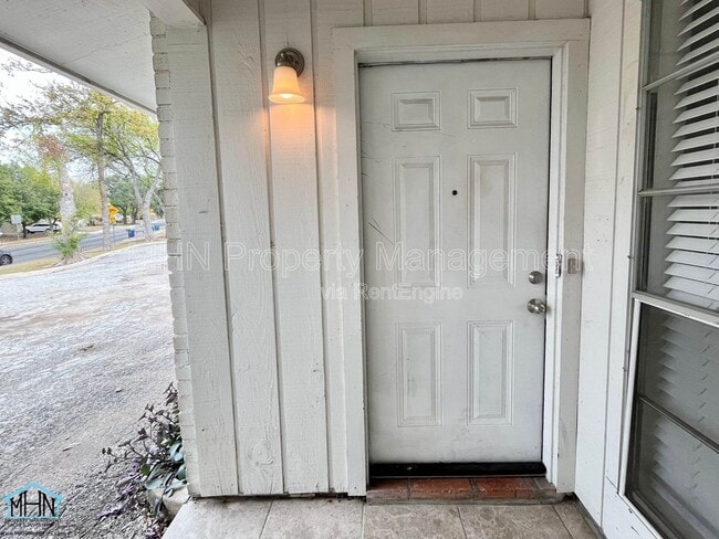 Building Photo - 944 Patricia Dr