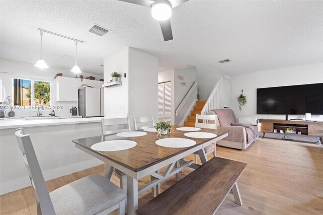 Building Photo - 6235 SW Kendale Lakes Cir