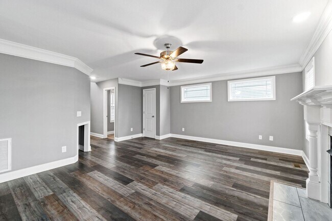 Building Photo - Pet Friendly Three Bedroom with Bonus!