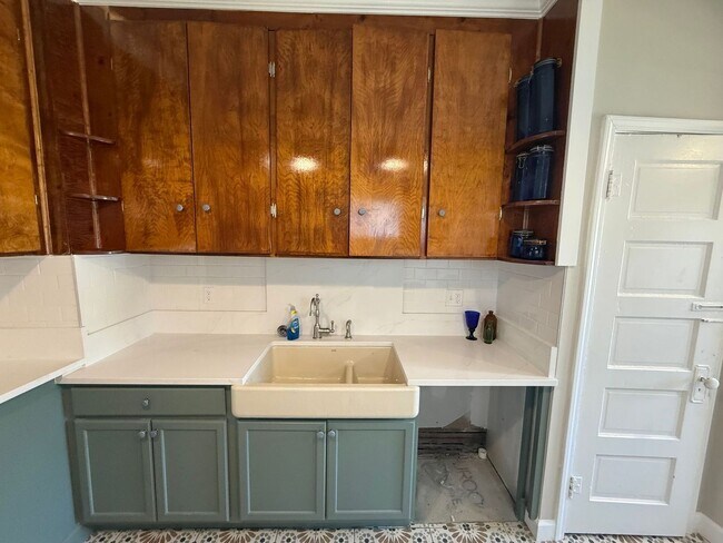 Building Photo - Adorable Home Available
