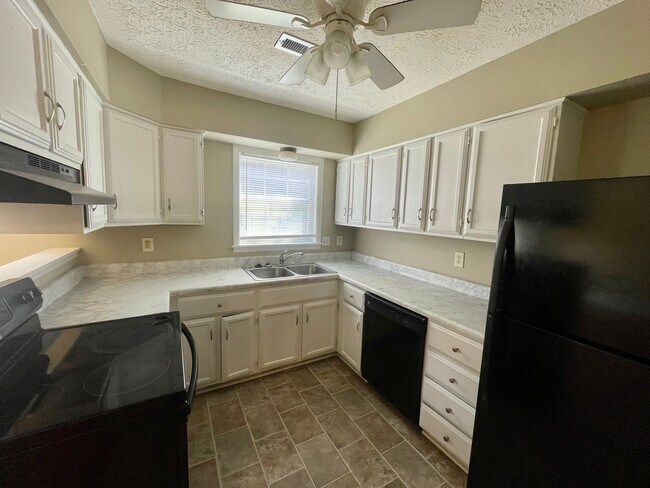 Building Photo - Townhome off Wiggington Road