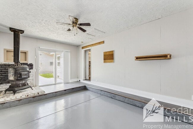 Building Photo - 3 Bedroom with Den and 2 Car Garage!