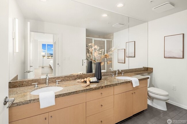 Building Photo - 2Bd/1.75Ba Bellevue Condo