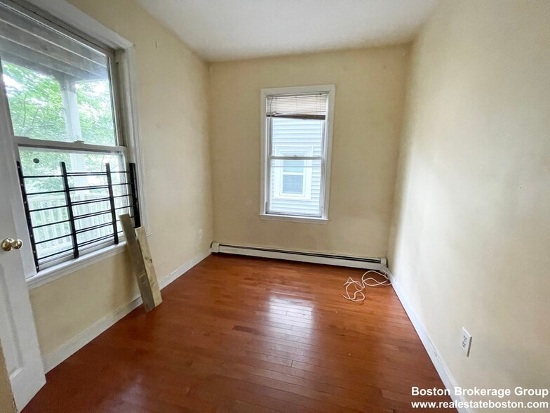 Building Photo - 7 Iroquois St