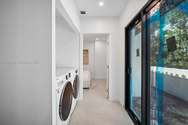 Building Photo - 5661 Pine Tree Dr