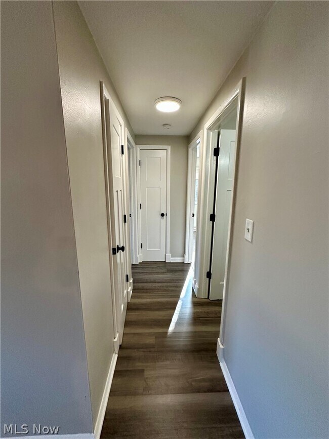 Building Photo - 676 S Shore Ct