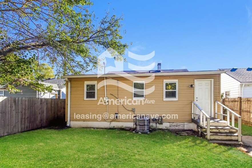 Building Photo - 1648 Iowa St