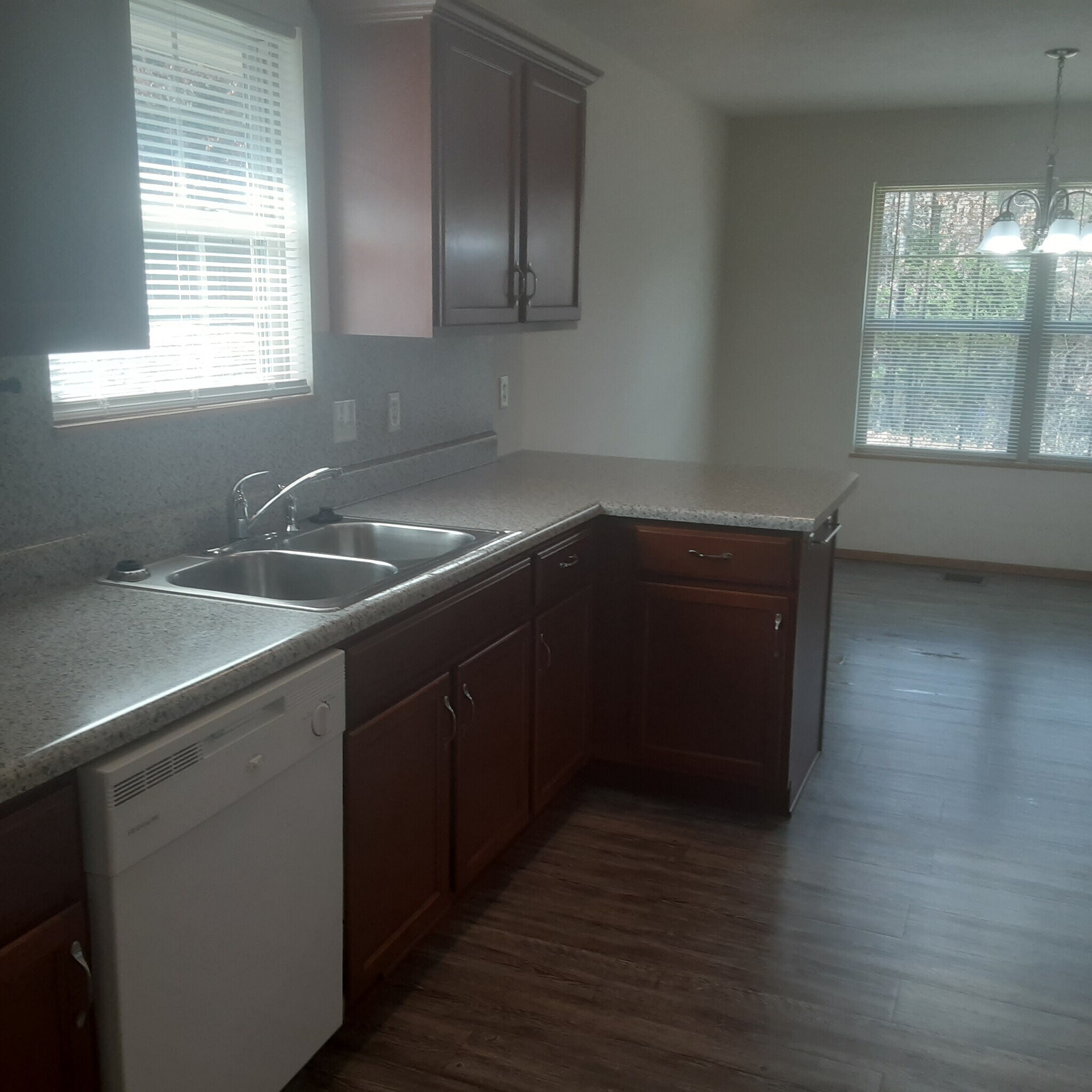 Building Photo - 545 S Walker Ln