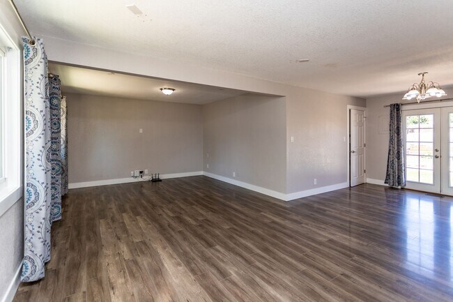 Building Photo - Charming 3BR Home with Updated Amenities &...