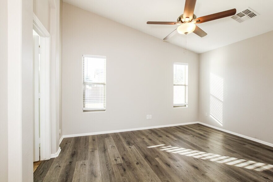 Building Photo - 614 E Jeanne Ln