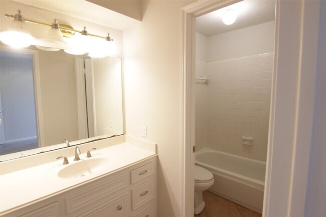 Building Photo - 15127 Grove Gardens Dr