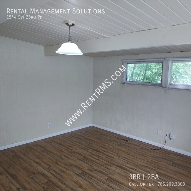 Building Photo - 1544 SW 23rd Park