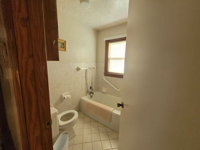 Building Photo - Tri level 3b2b home for rent with fenced i...