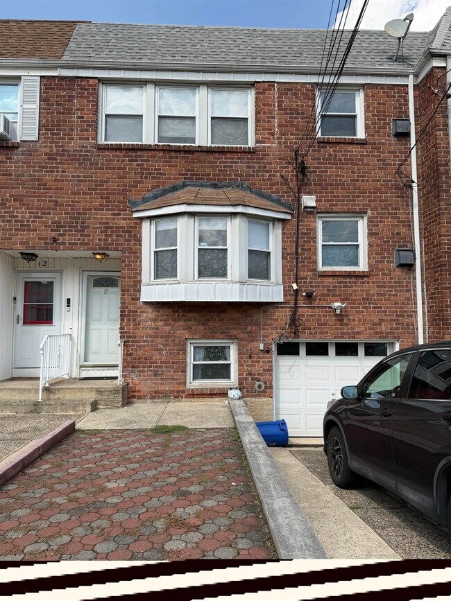 Building Photo - 10 Briarwood Rd