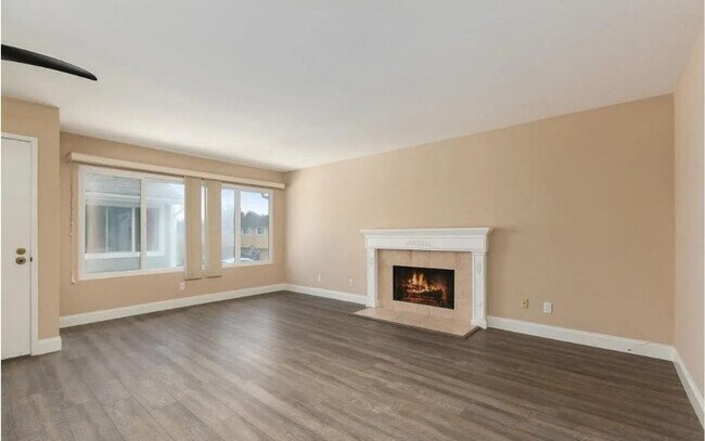 Building Photo - Spacious Carlsbad Condo Walking distance t...