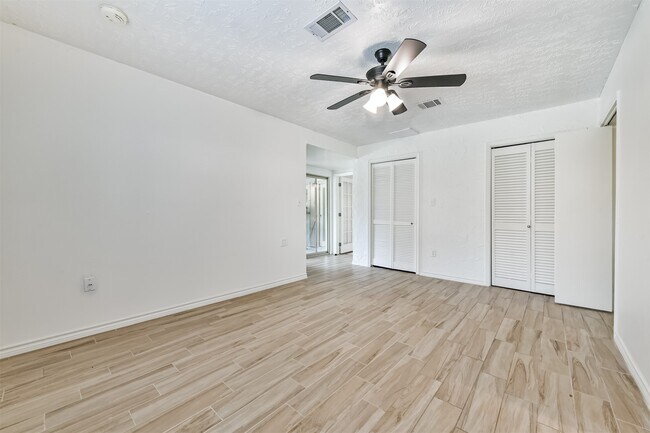 Building Photo - 807 Stadium Cir