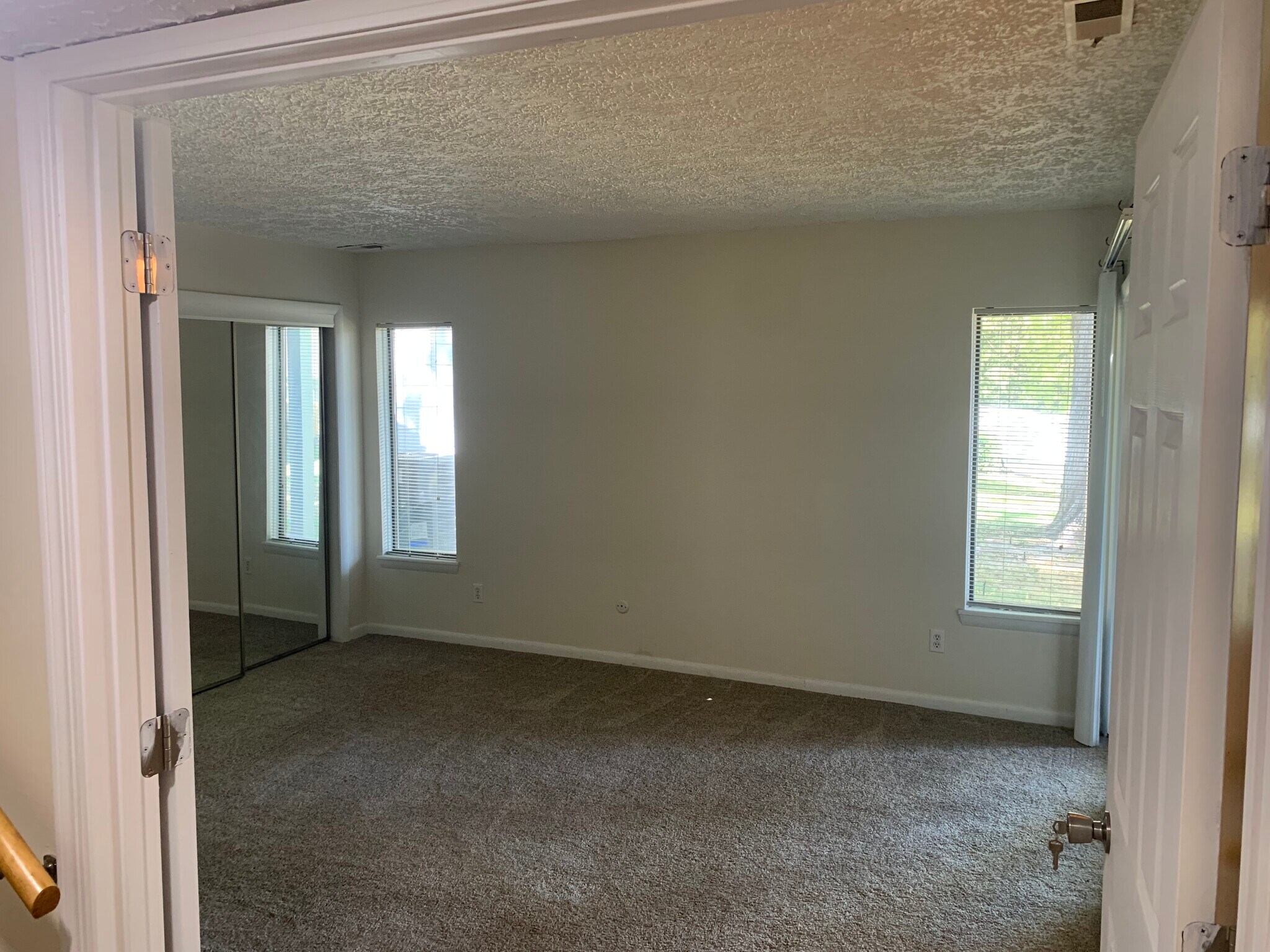 Master bedroom - 197 Sugarwood Ln