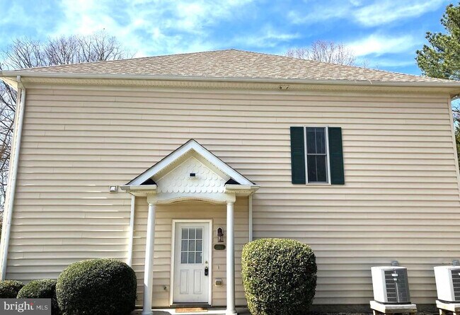 Building Photo - 22571 Chickadee Circle