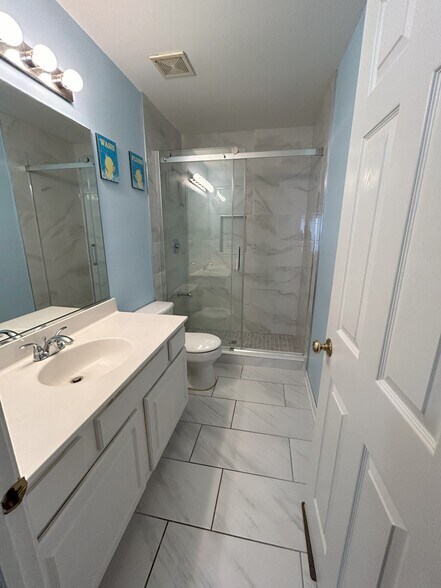 Building Photo - 707 Red Oak Ct