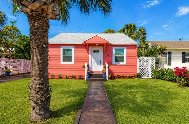 Building Photo - 221 S C St