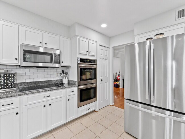 Building Photo - "Spacious 4-Bed Oasis with Scenic Views an...
