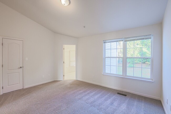 Building Photo - 641 Kirkcaldy Wy