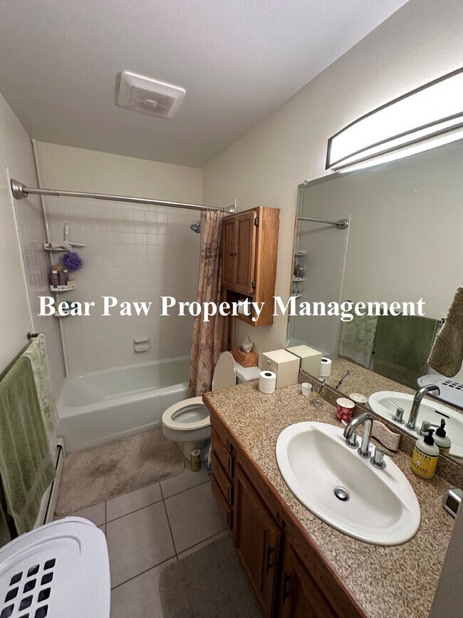 Building Photo - "Cozy 1-Bed Retreat in Scenic Evergreen!"