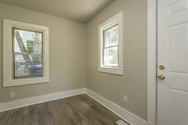 Building Photo - 2 Bedroom 1 Bath Fully Remodeled