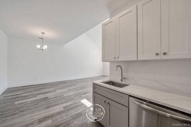 Building Photo - 725 Eastview Dr