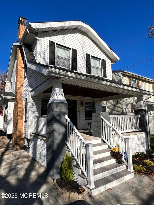Building Photo - 917 4th Ave