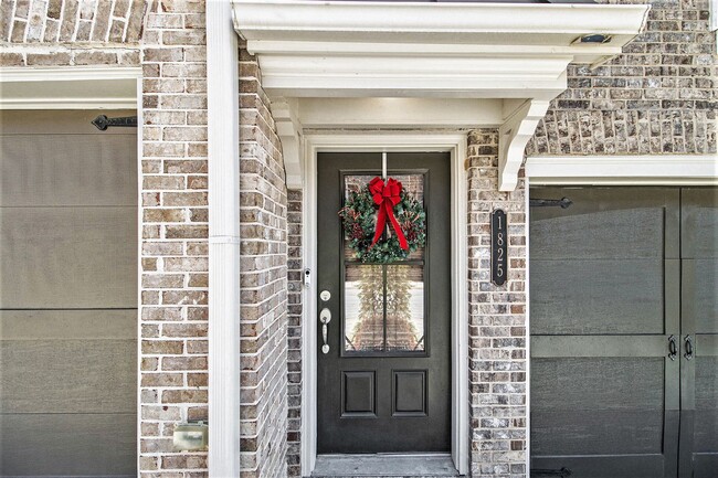 Building Photo - Tri Level Townhome in Tucker