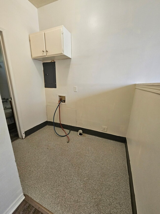 Building Photo - 1015 E 9th S