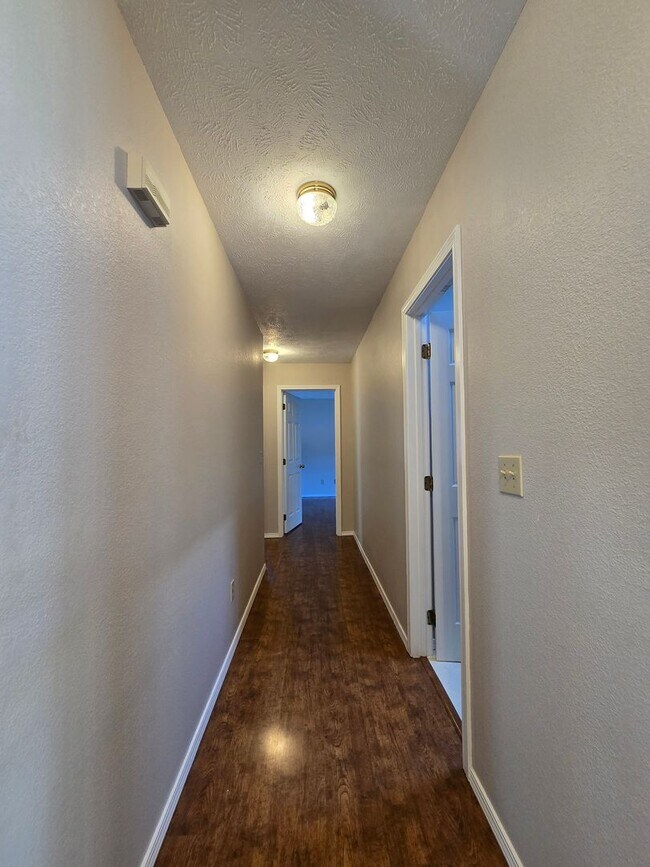 Building Photo - Cute home in the Great Brentwood Forest Ne...