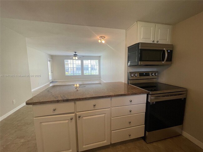 Building Photo - 6323 La Costa Dr