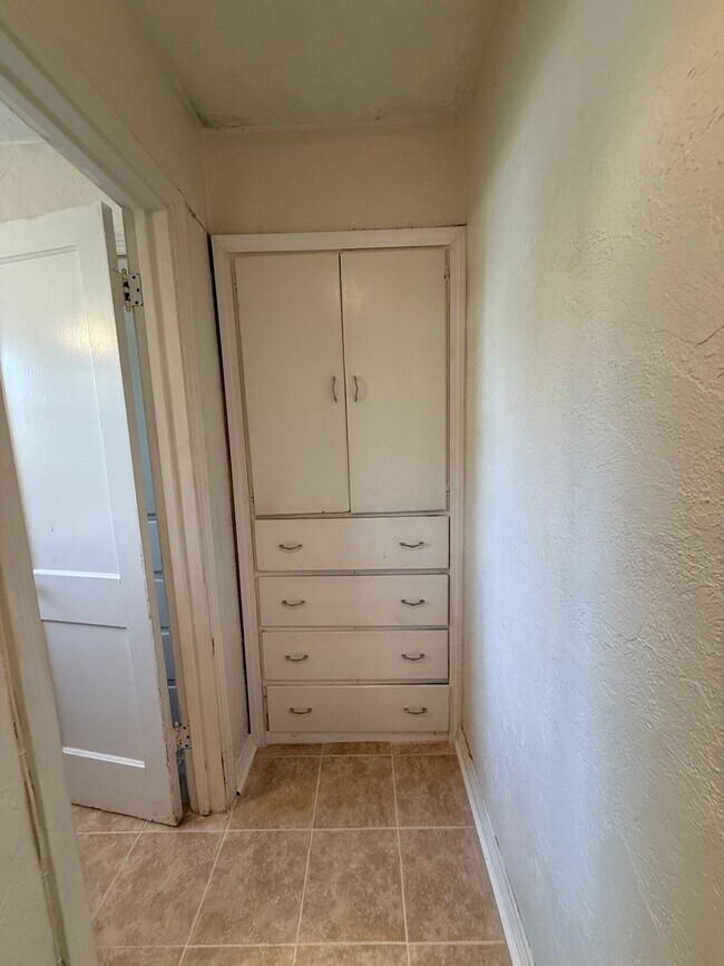 Building Photo - Updated 1-Bedroom in the Heart of the Plaza District