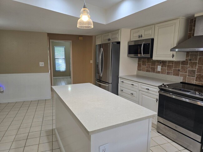 Building Photo - Be Home for the Holidays!