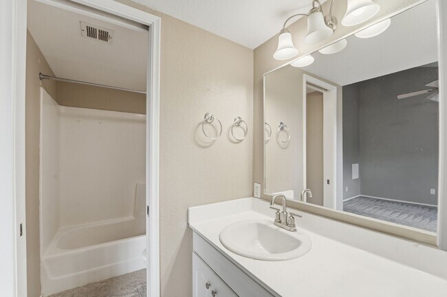 Building Photo - Beautifully maintained 3-bedroom, 2.5-bath Condo in the heart of Phoenix!