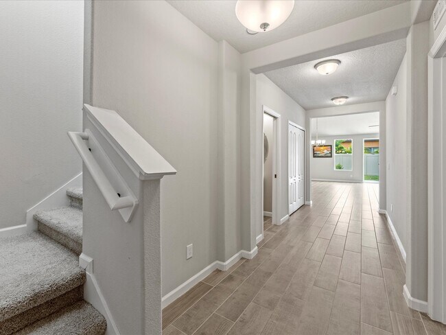 Building Photo - 719 Simeon Dr