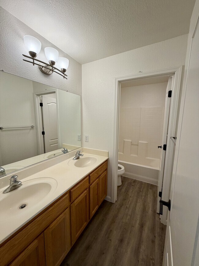 Building Photo - 1305 Brooktrail Dr