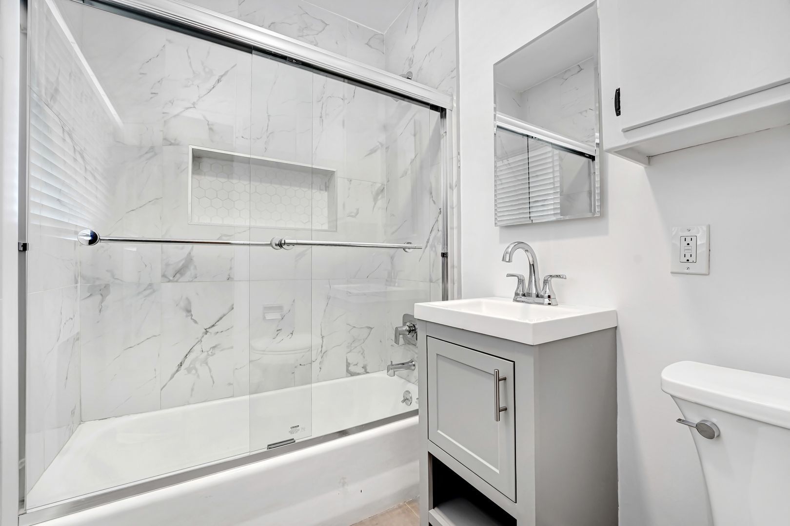 Building Photo - 555 Amalfi Dr