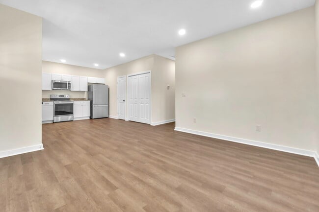 Building Photo - 304 E Hampton Ave